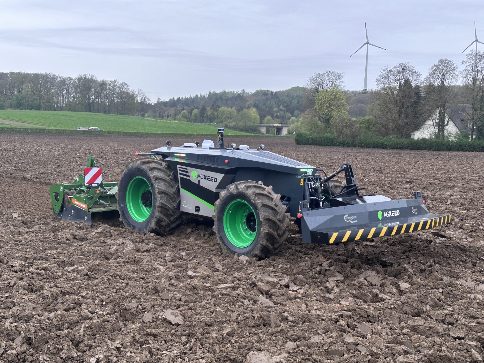 Bild zeigt den Agxeed Feldrobotoer auf einem Feld
