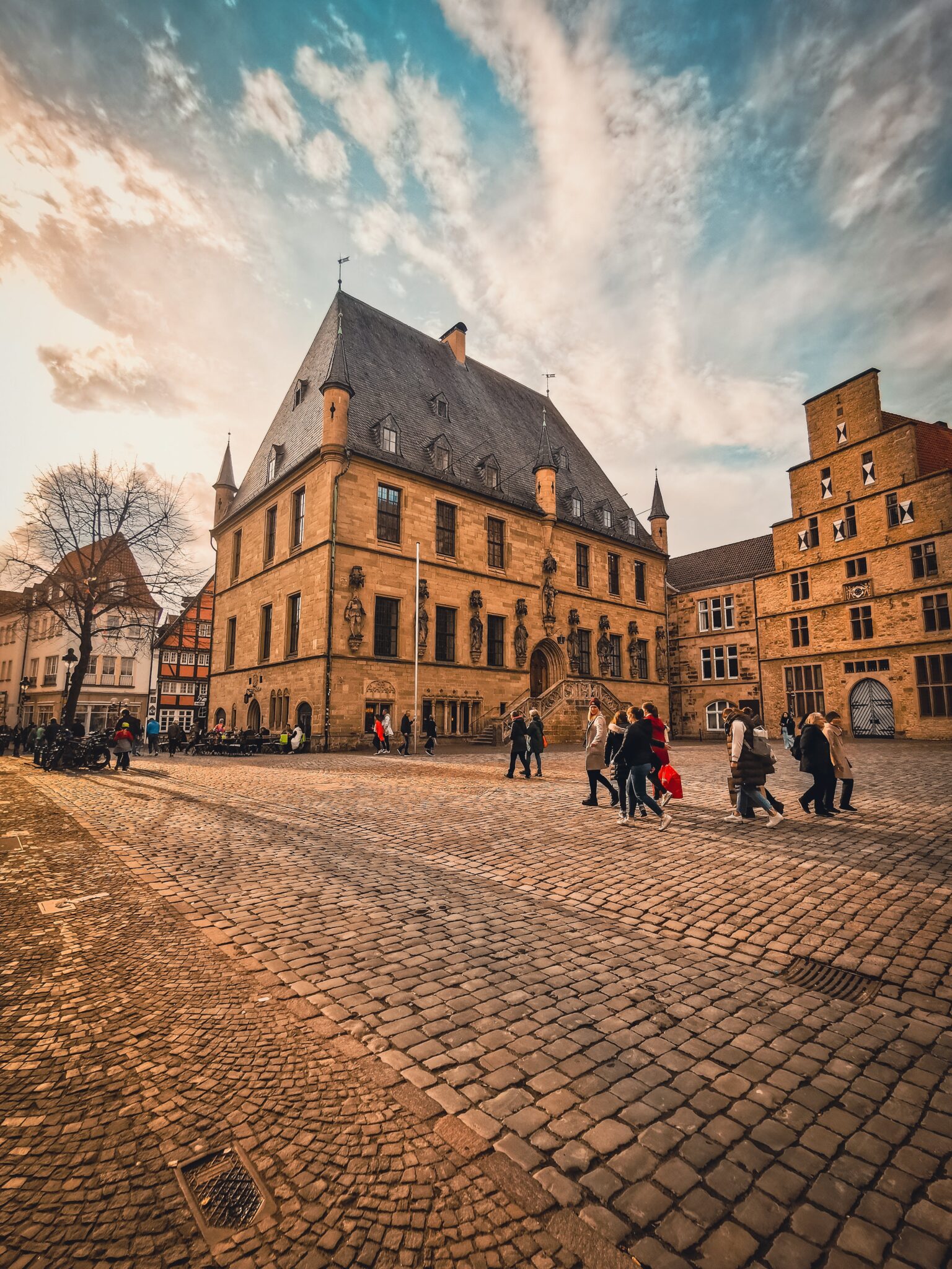 Foto von Karim Tabaneh von Pexels, zeigt das Rathaus in Osnabrück