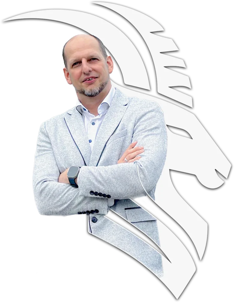 Dirk Bock verschmolzen mit den Logo von Bock Hoch Drei. Er trägt eine weiße Jacke rechts daneben steigt das Logo empor