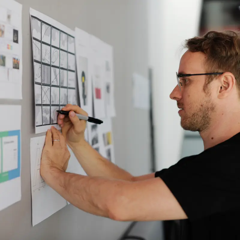 Ein Mann arbeitet an einem Whiteboard
